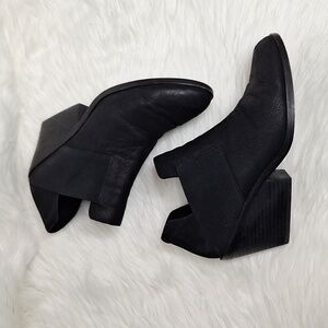 EILEEN FISHER Black Leather Ankle Boots with Elastic Panel Slip On Heele…